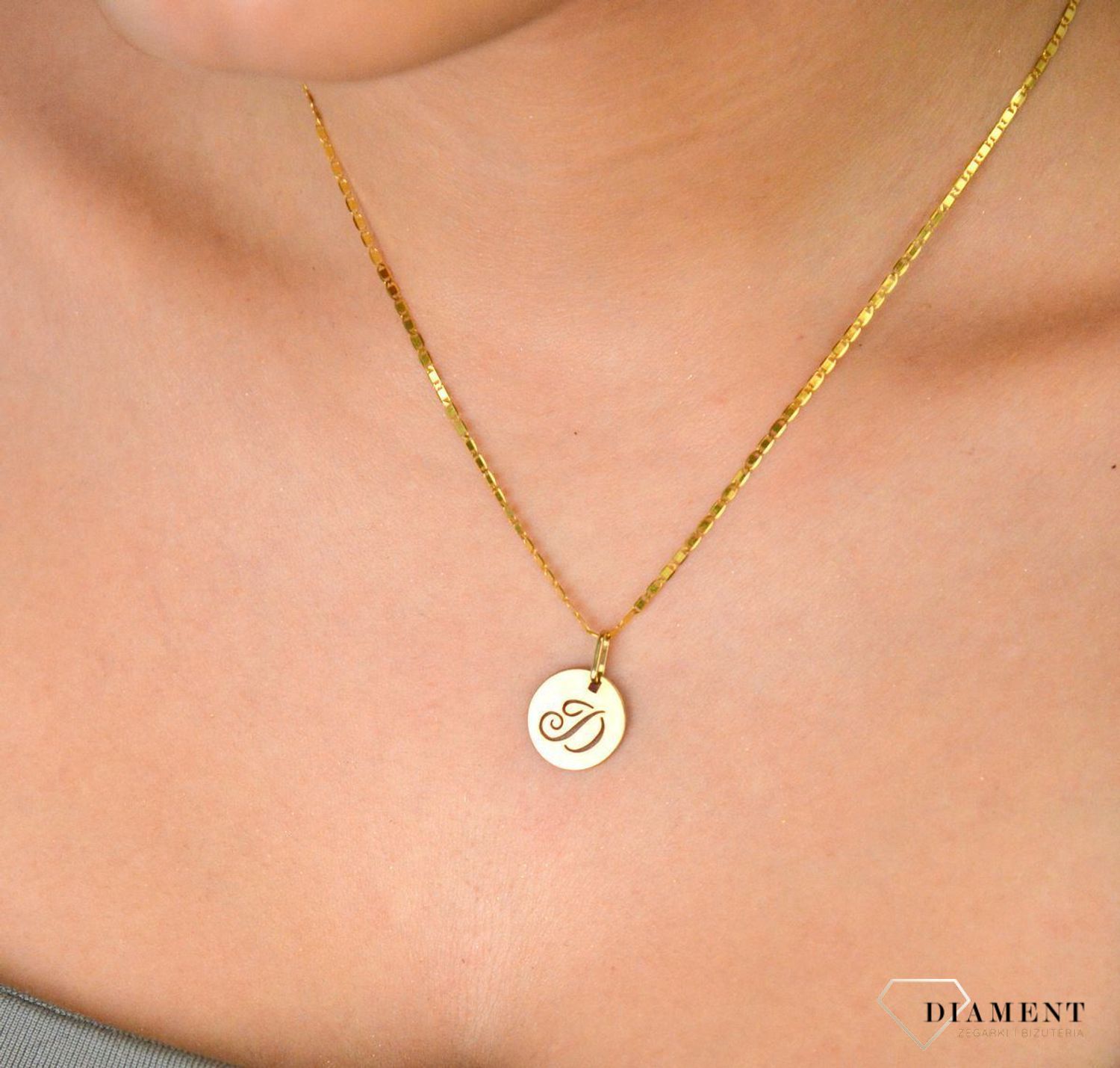 Złota zawieszka 585 z literką D w kółeczku DIA-ZA 2128D-585 Wisiorek został wykonany z najwyższej jakości złota próby 585. Modny wzór zawieszki będzie się pięknie prezentować na szyi. Subtelny,1.jpg